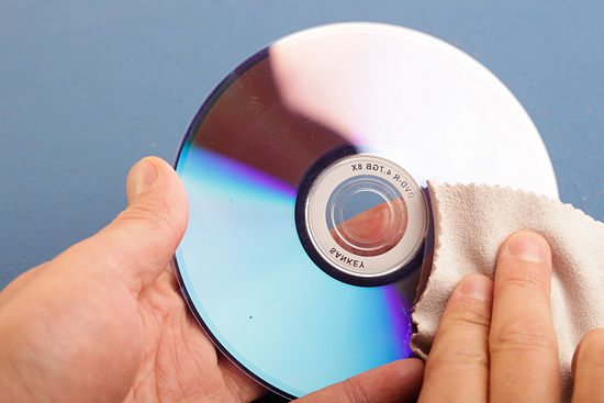 THE RIGHT WAY TO CLEAN YOUR DVD AND OTHER WAYS TO PROTECT YOUR DISKS